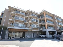 多階層の建物エントランス