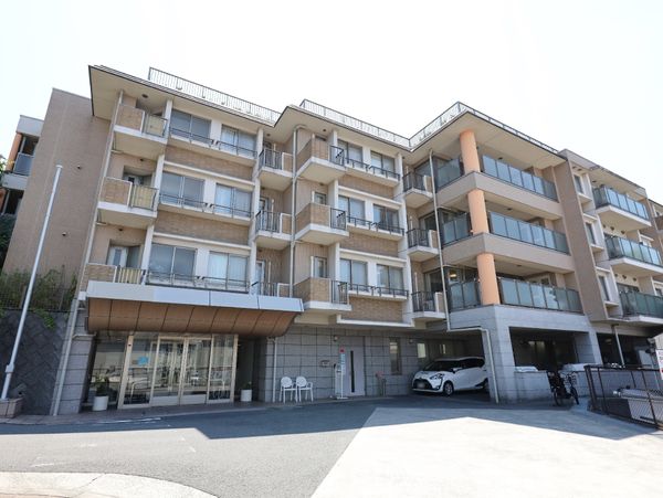 多階層の建物エントランス