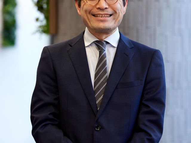 笑顔のスタッフ像 施設長 明るい笑顔をたたえた職員が心地よい環境を支えています。チームワークを大切にする職場です。