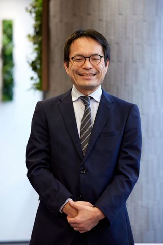 笑顔のスタッフ像 施設長 明るい笑顔をたたえた職員が心地よい環境を支えています。チームワークを大切にする職場です。
