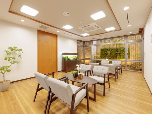居室の清潔な空間 ロビー 広々とした居室は明るく、快適な生活空間を提供しています。安全に配慮された設備で、日々の暮らしをサポートします。