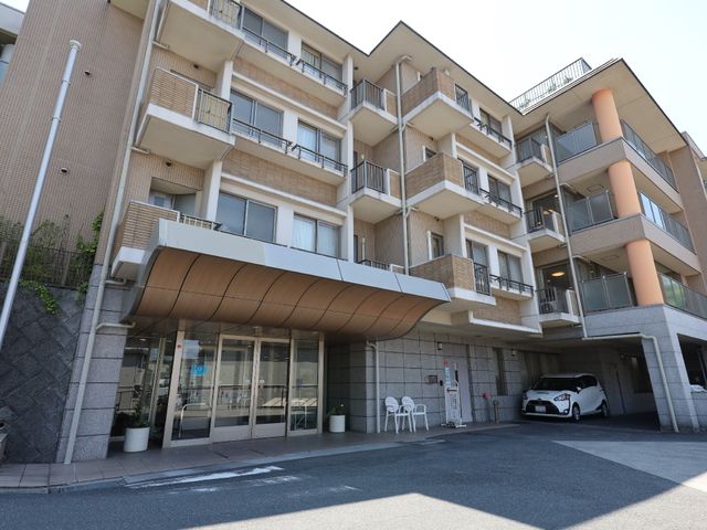 清潔な建物のエントランス 外観 開放感ある明るいエントランスは、心地よい出迎えの空間です。