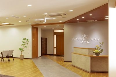 スタッフがデスクで作業
