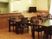 食堂は広いスペースが確保されており、こげ茶色の4人掛けテーブルがたくさん並べられている。隅には、テレビが設置されている。
