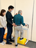 訓練を見守るスタッフと高齢者の様子