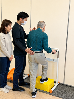 訓練を見守るスタッフと高齢者の様子