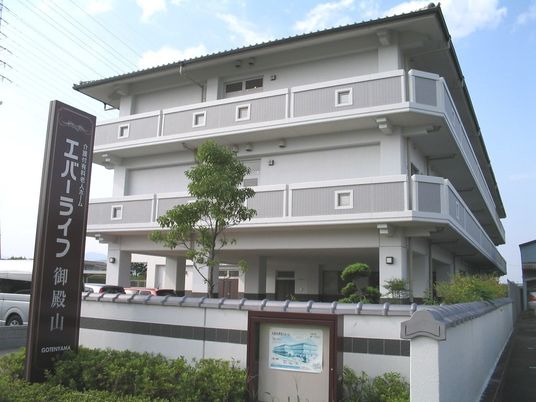 白とグレーの建物の外観