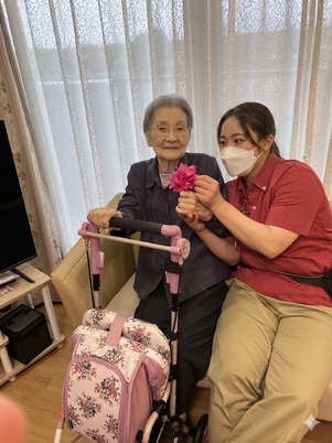 笑顔の二人と花の和室