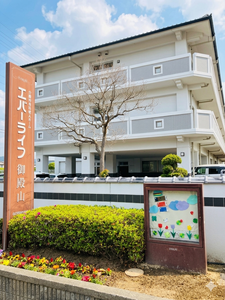 白とグレーの建物の外観