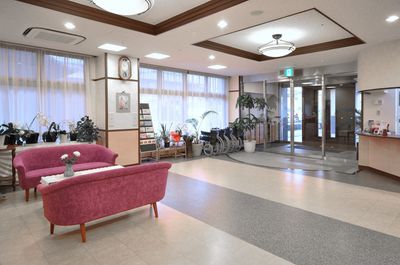 明るく開放的な受付エリア