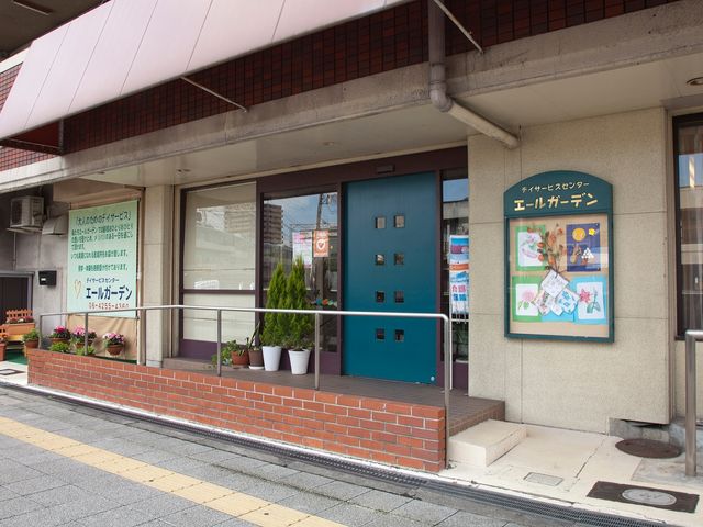 看板前のエントランス エントランス デザイン性の高い玄関と看板が目を引くエントランスです。居住者に優しい設計が特徴です。