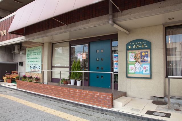 看板前のエントランス