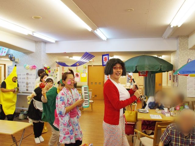 楽しげなひととき 多目的室 楽しいイベントが行われ、みんなが笑顔で参加している空間です。明るい雰囲気で温かみがあります。