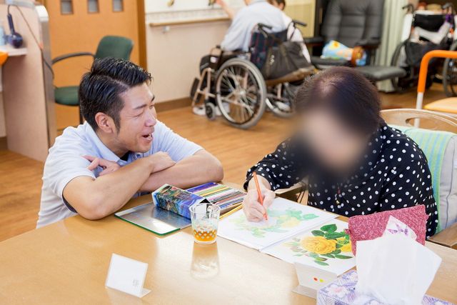 談話を楽しむ様子の居室
