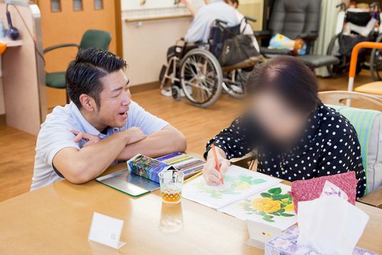 笑顔の会話を楽しむ場