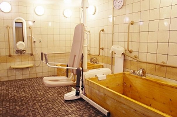 訓練器具と浴槽の浴室  