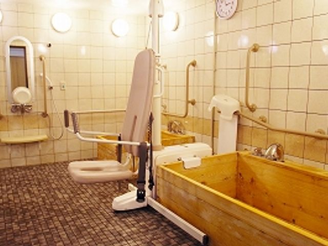 訓練器具と浴槽の浴室 浴室   木製浴槽と訓練器具が揃った浴室では、リハビリを兼ねた入浴が可能です。ゆったりとした空間になっています。