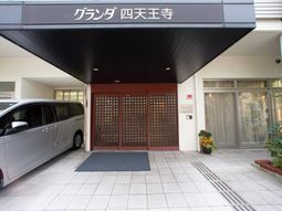 エントランスの明るい外観