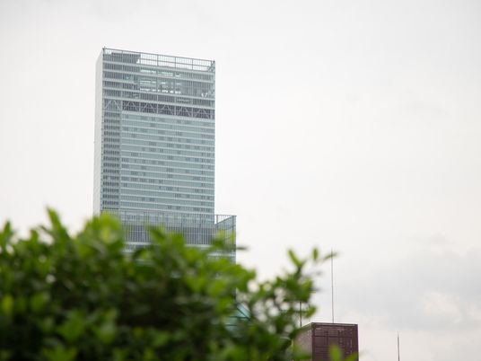 高層建築の一部と緑