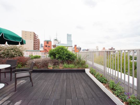 屋上庭園の休憩スペース