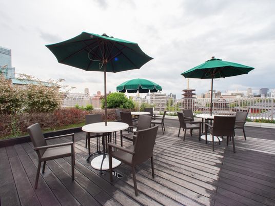 屋上テラスの昼間景色