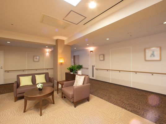 落ち着いた色合いのラウンジ