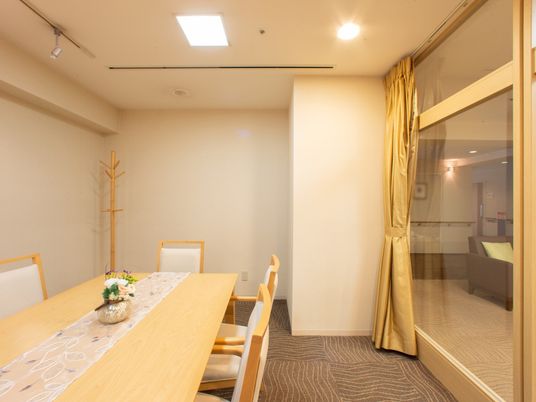 共有スペースの木製テーブル