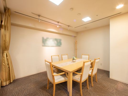 和やかな居室の食卓