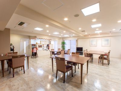 広々とした明るい食堂