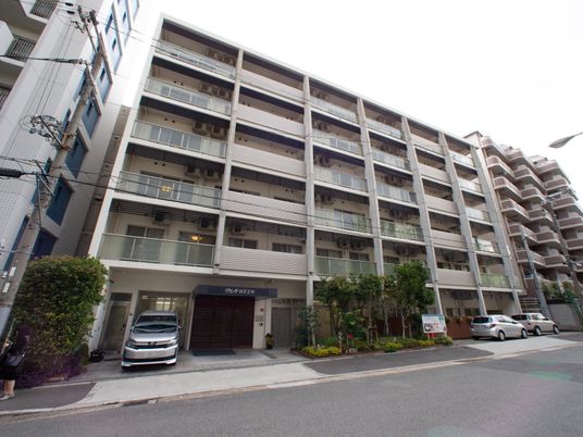 現代的な建物の外観