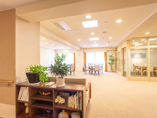 明るい共用空間のロビー