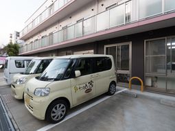 玄関前と駐車場の外観