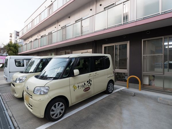 玄関前と駐車場の外観
