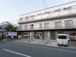 ピンクの建物外観