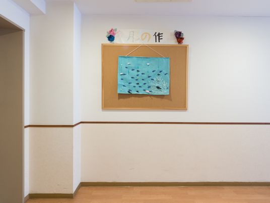 廊下の壁に飾られたアートワーク