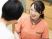 笑顔の職員が接客する場面  
