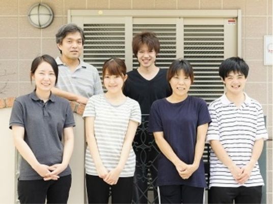 笑顔のスタッフ集合写真