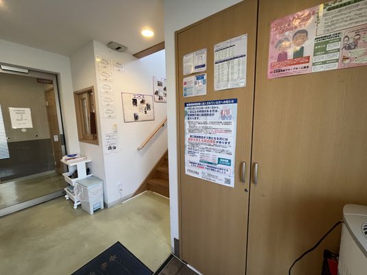 掲示物が並ぶ廊下