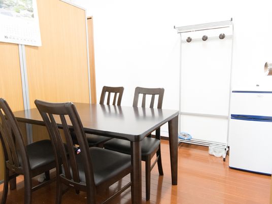 食卓と冷蔵庫のある部屋