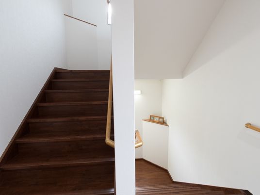 清潔な廊下の階段