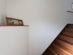 木製の階段と写真フレーム