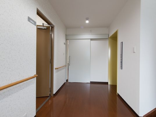 清潔な施設の廊下