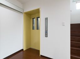 清潔感のあるエレベーター前