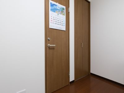 廊下と居室のドア