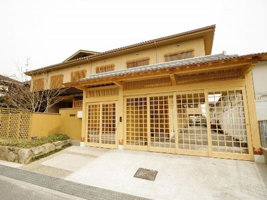 和風建築のエントランス