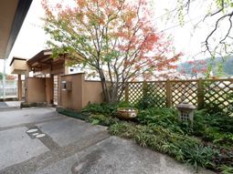 緑豊かな庭付きエントランス