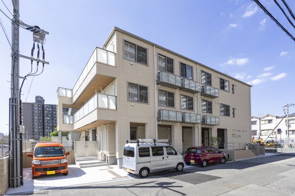 エントランスと看板の外観
