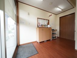 エントランスの明るい空間