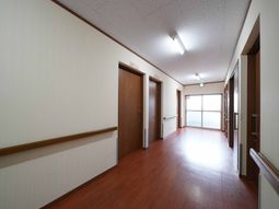 明るく清潔な廊下