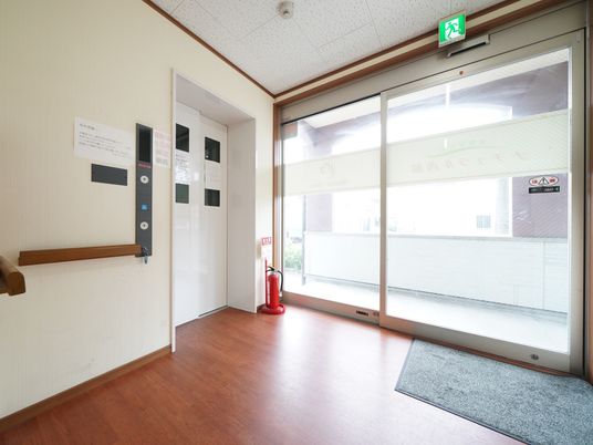 出入口の明るい廊下